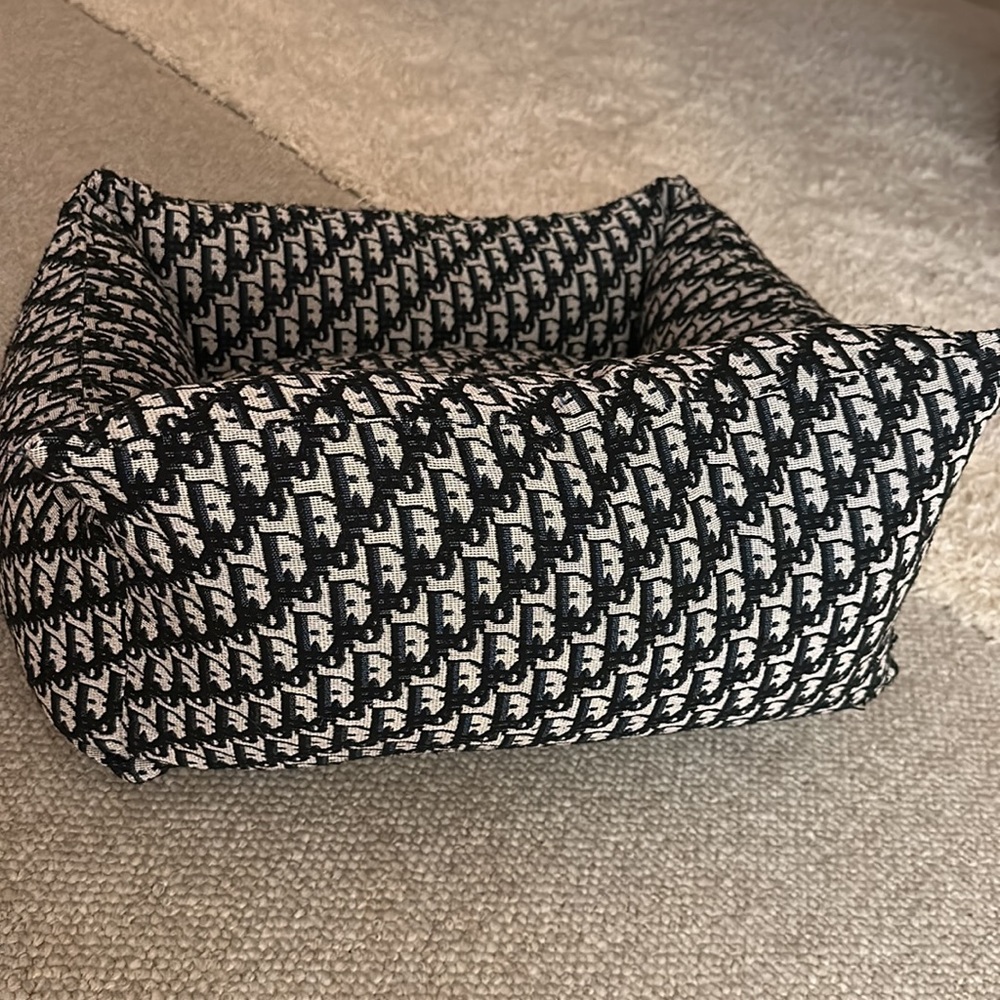 Small to medium dog bed . Machine washable removable cover with zipper - Picture 5 of 6